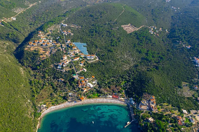 Urbanisierte Grundstücke in der Nähe des Meeres in Herceg Novi (4556 m² oder einzeln 2090 m² und 2466 m²) – Große Investitionsgelegenheit